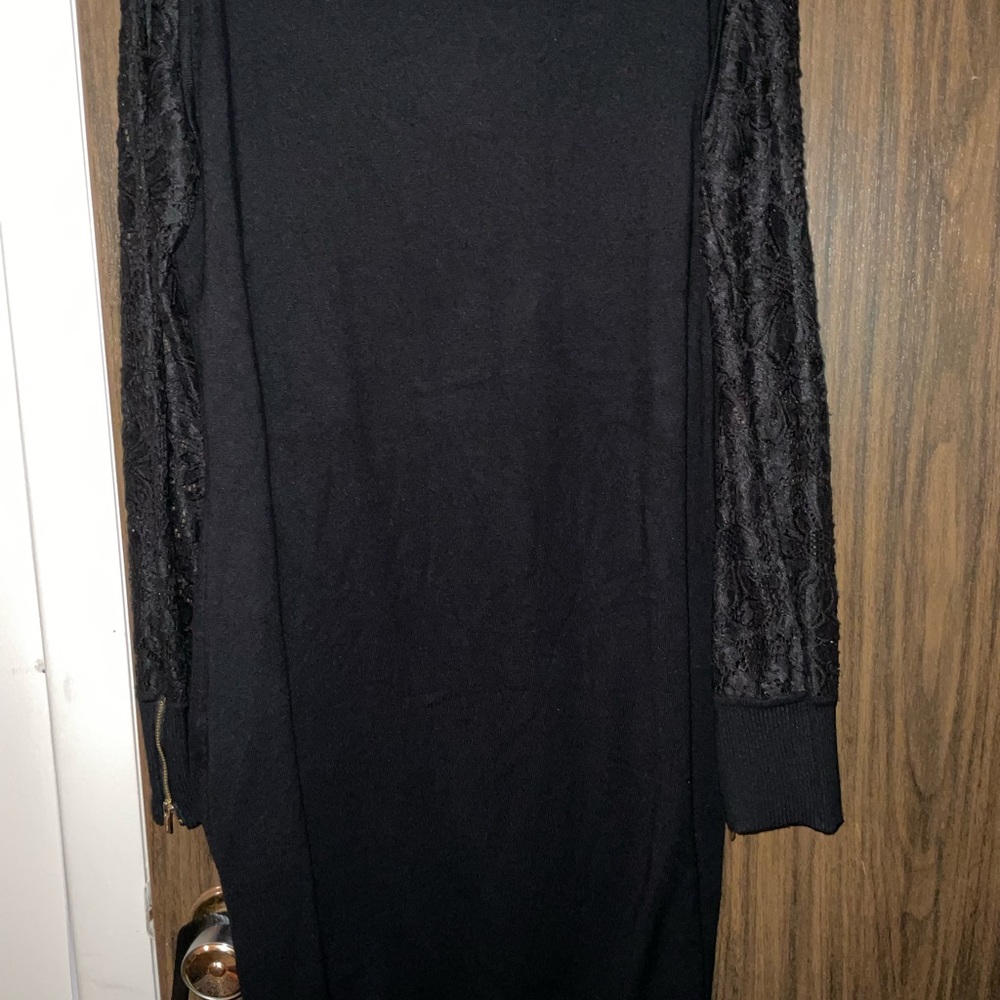 Sweater dress, lace sleeves